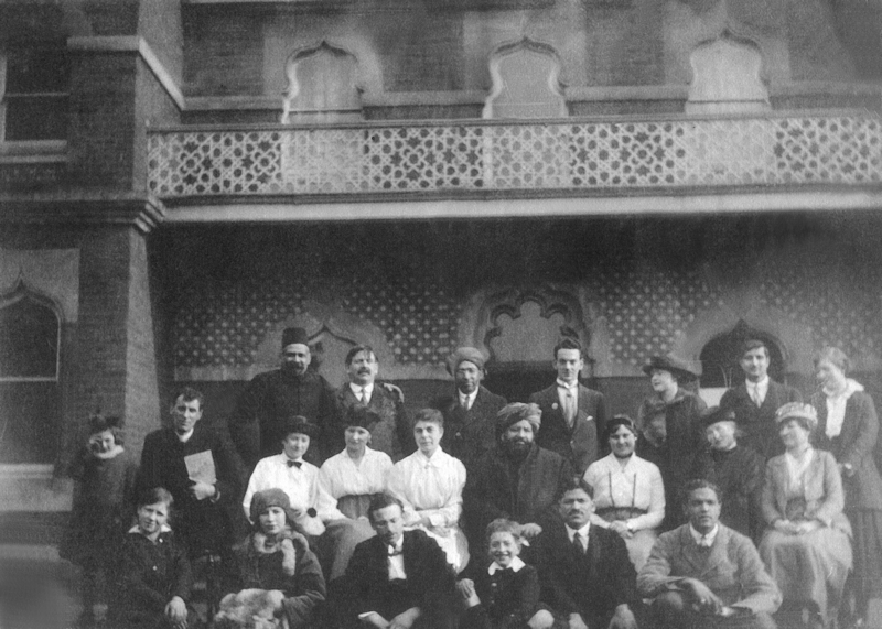 Early photo of Khwaja kamal-ud-Din with converts